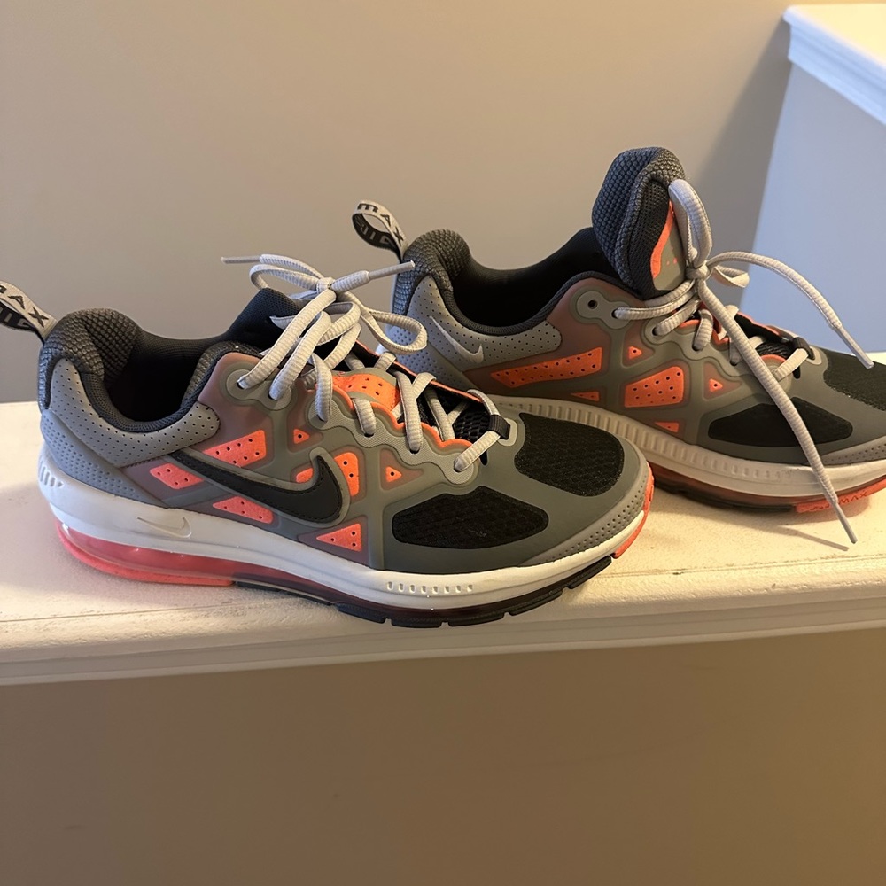 Boys Nike 6.5 US